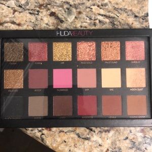 Huda beauty rose gold edition shadow pallet